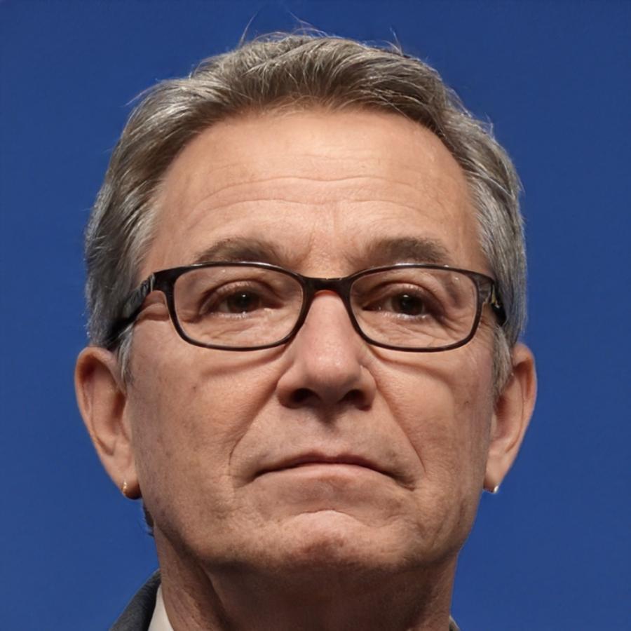 Portrait de Timéo Rousseau, analyste financier senior